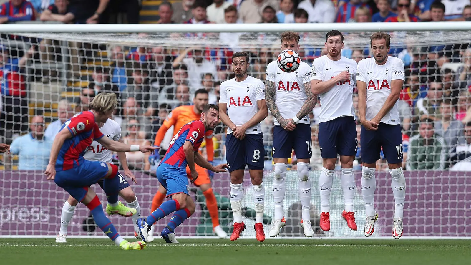 Crystal Palace taking a direct freekick.